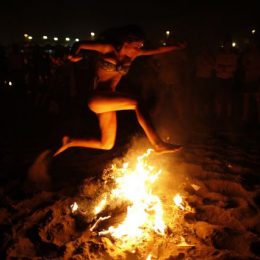Salto del fuoco nella notte di San Juan
