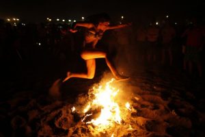 Salto del fuoco nella notte di San Juan
