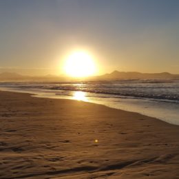 Cosa vedere a Lanzarote – tramonto sulla spiaggia